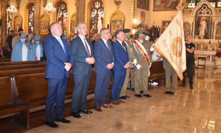 Zobacz zdjęcia z uroczystości 40. rocznicy podpisania porozumień sierpniowych – Solidarność oraz 81. rocznicy wybuchu II wojny światowej, które miały miejsce 30 sierpnia br. w kościele pod wezwaniem Św. Kazimierza w Newarku – NJ